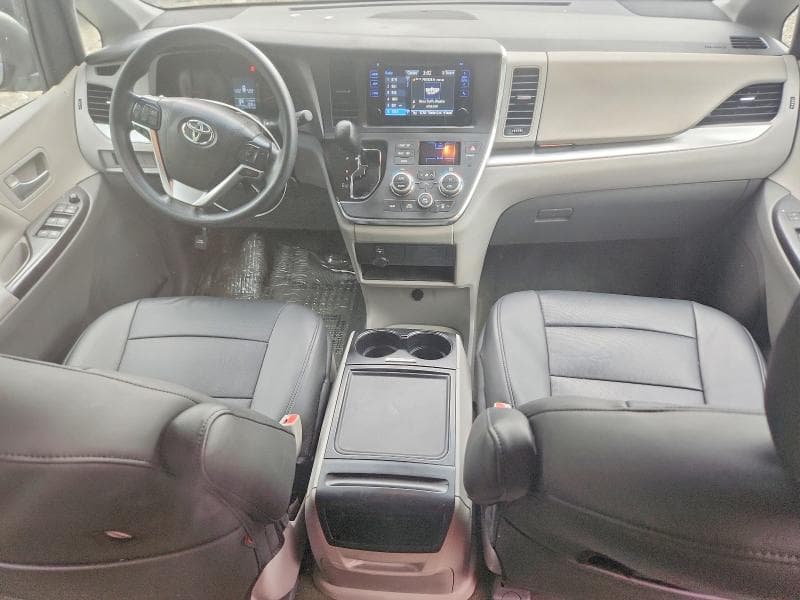 2017 TOYOTA SIENNA LE 8