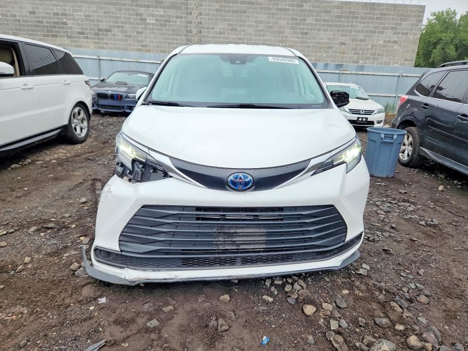 2022 TOYOTA SIENNA LE 5