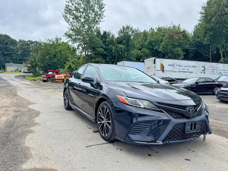 2018 TOYOTA CAMRY SE - 1