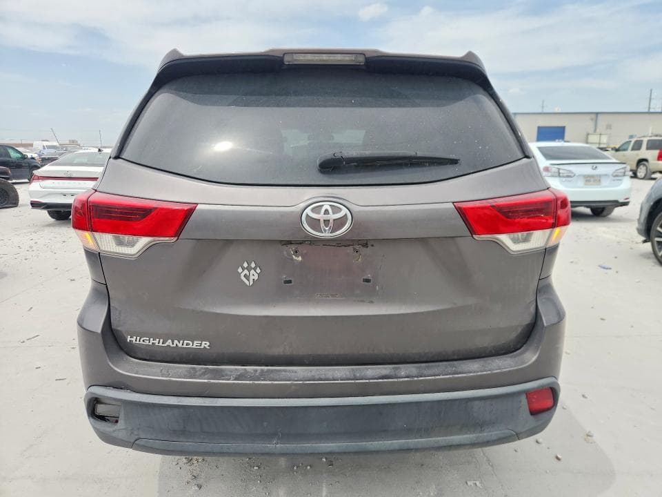 2018 TOYOTA HIGHLANDER LE 6