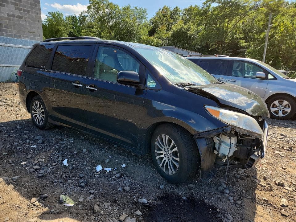 2018 TOYOTA SIENNA XLE 8-PASSENGER 4