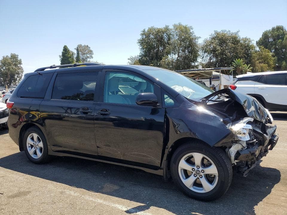 2018 TOYOTA SIENNA LE 4