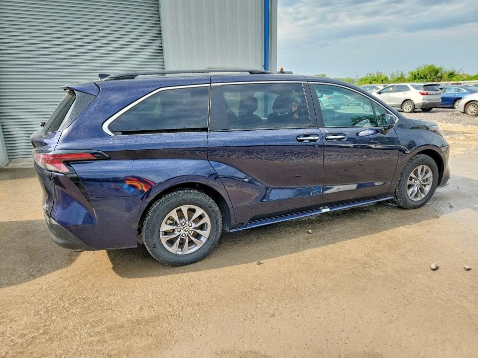 2024 TOYOTA SIENNA XLE 3
