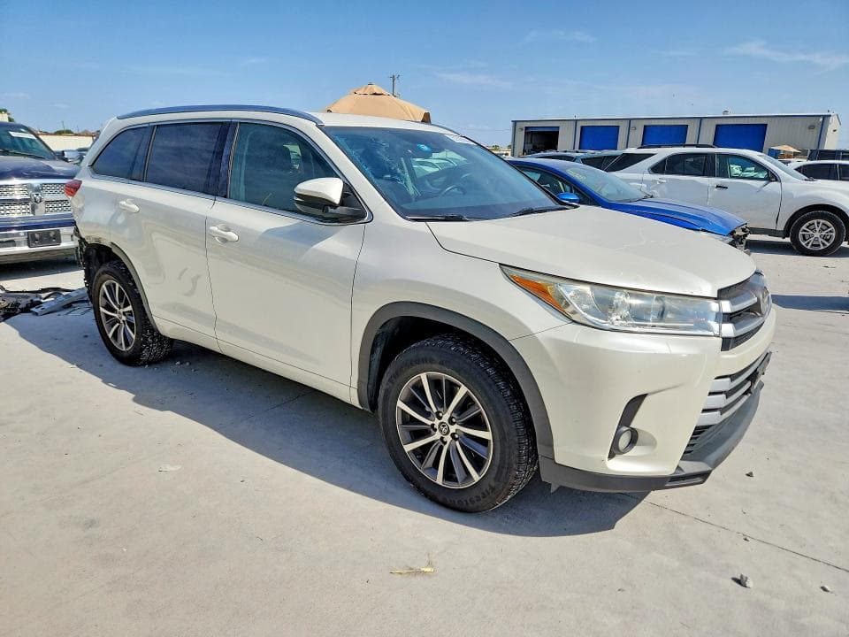 2017 TOYOTA HIGHLANDER XLE 4