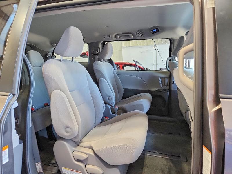 2018 TOYOTA SIENNA LE 11