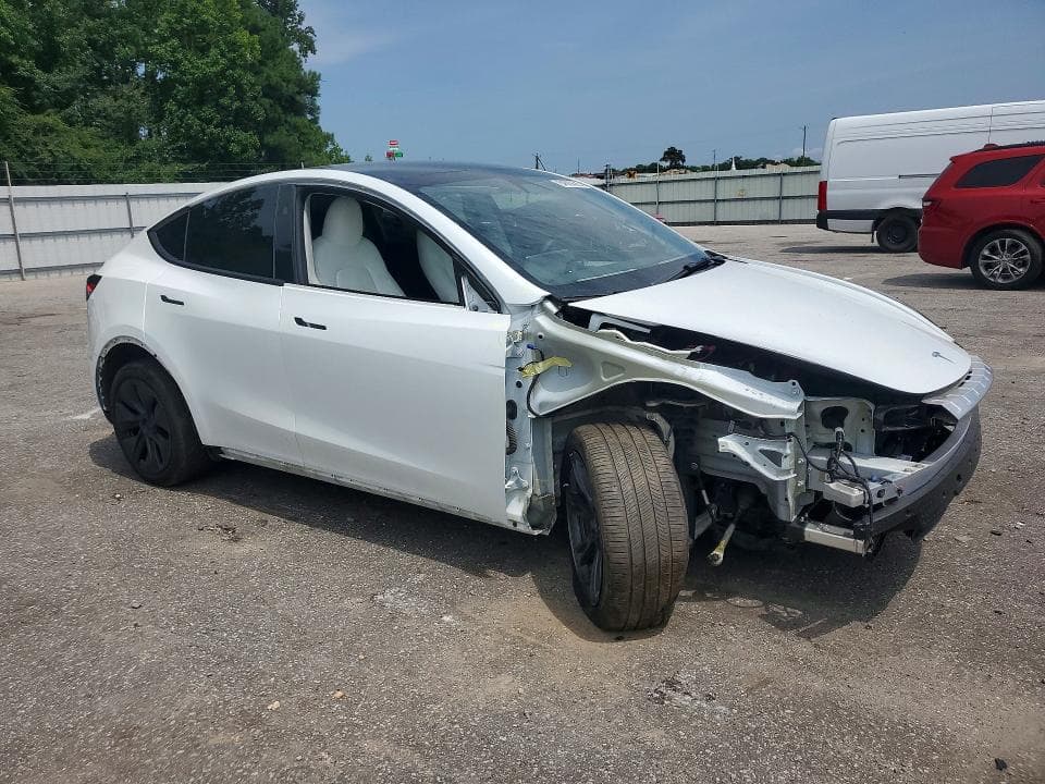 2025 TESLA MODEL Y 4