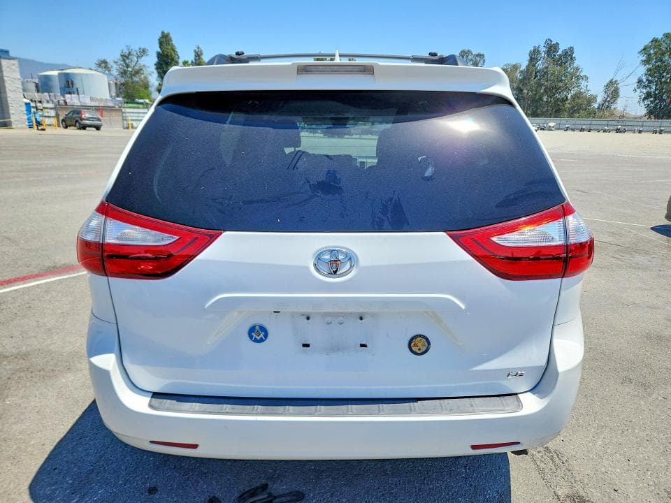 2018 TOYOTA SIENNA LE 6