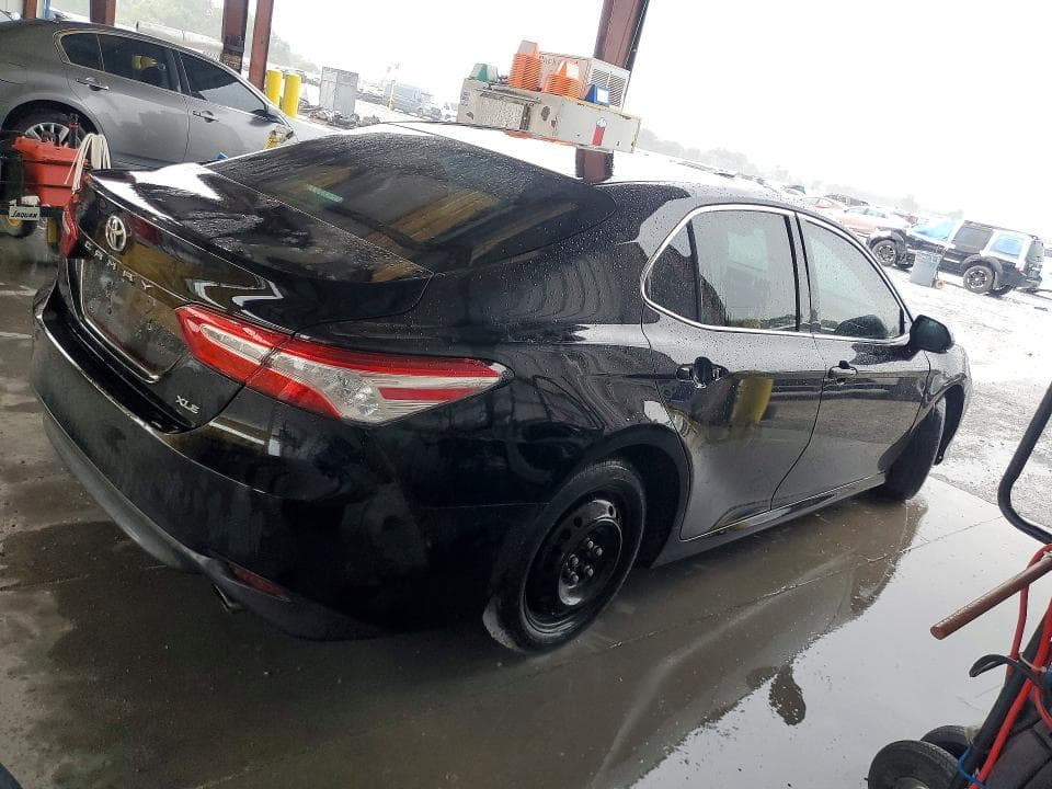 2018 TOYOTA CAMRY XLE 3