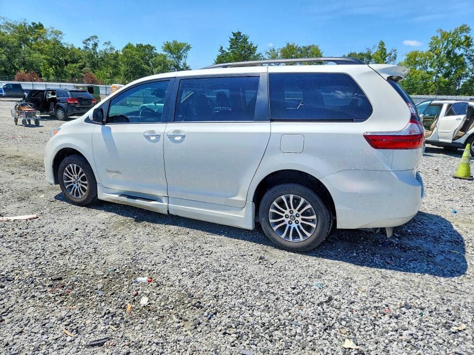 2018 TOYOTA SIENNA XLE 8-PASSENGER 2