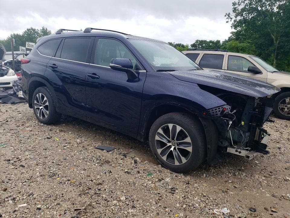 2022 TOYOTA HIGHLANDER XLE 4