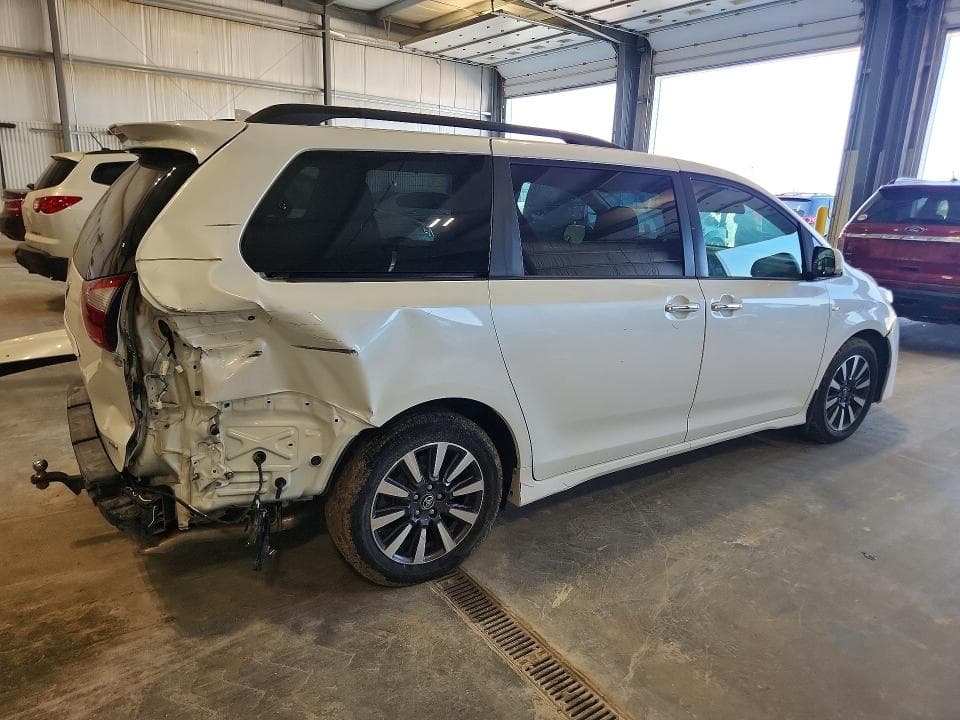2018 TOYOTA SIENNA XLE PREMIUM 7-PASSENGER 3