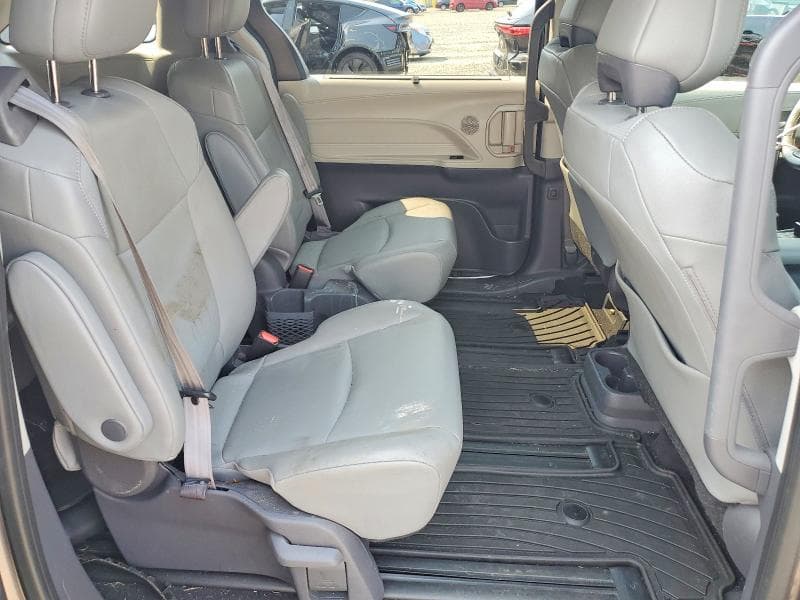 2021 TOYOTA SIENNA XLE 11