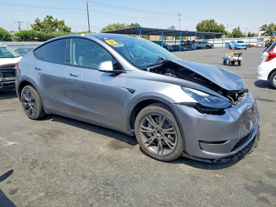 2025 TESLA MODEL Y 4