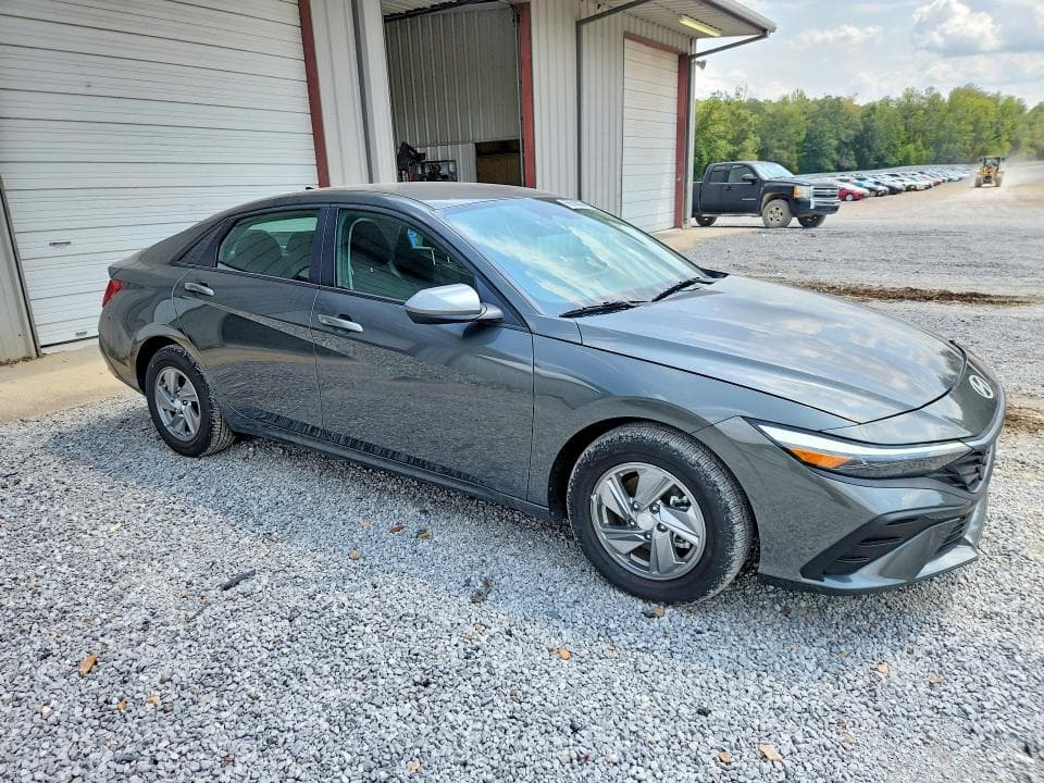 2025 HYUNDAI ELANTRA SE 4