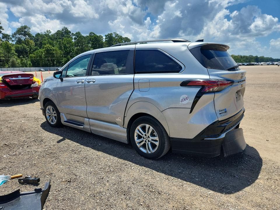 2022 TOYOTA SIENNA XSE 2