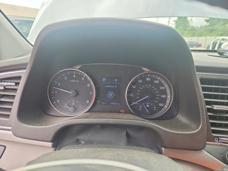 2017 HYUNDAI ELANTRA SE 9