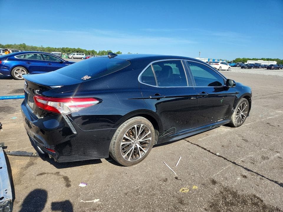 2018 TOYOTA CAMRY SE 3