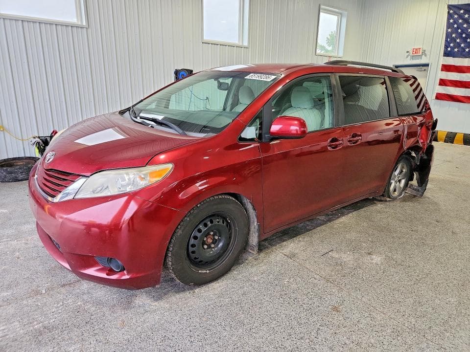 2017 TOYOTA SIENNA LE - 1