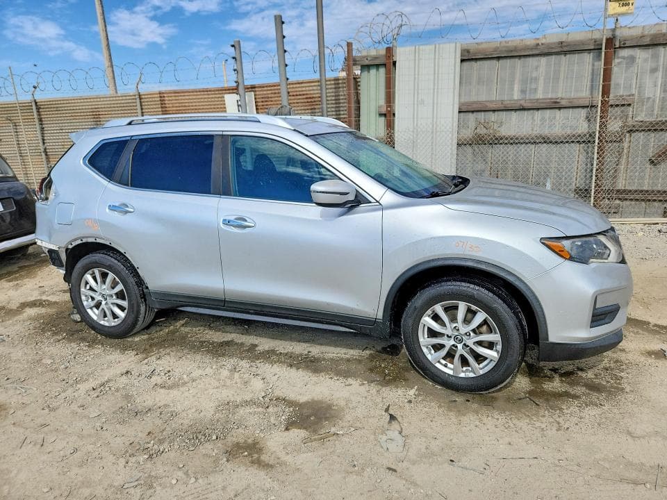 2017 NISSAN ROGUE SV 4