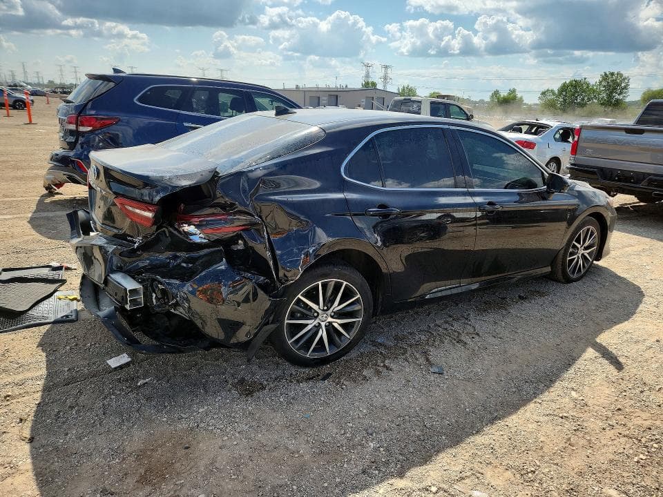 2023 TOYOTA CAMRY XLE 3