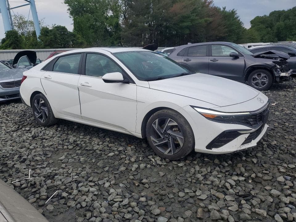 2024 HYUNDAI ELANTRA SEL 4