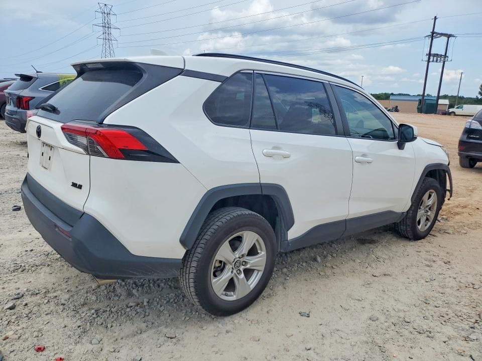 2019 TOYOTA RAV4 XLE 3