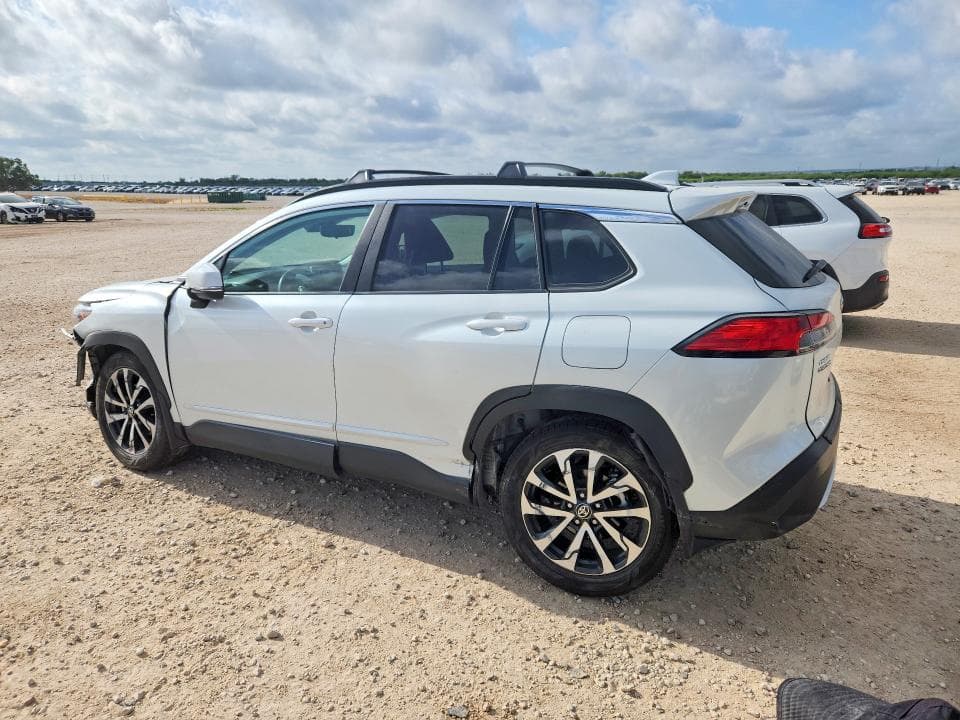 2024 TOYOTA COROLLA CROSS XLE 2