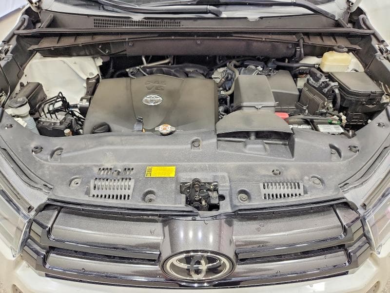 2017 TOYOTA HIGHLANDER SE 12