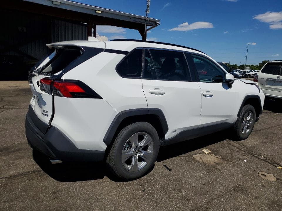 2022 TOYOTA RAV4 XLE 3