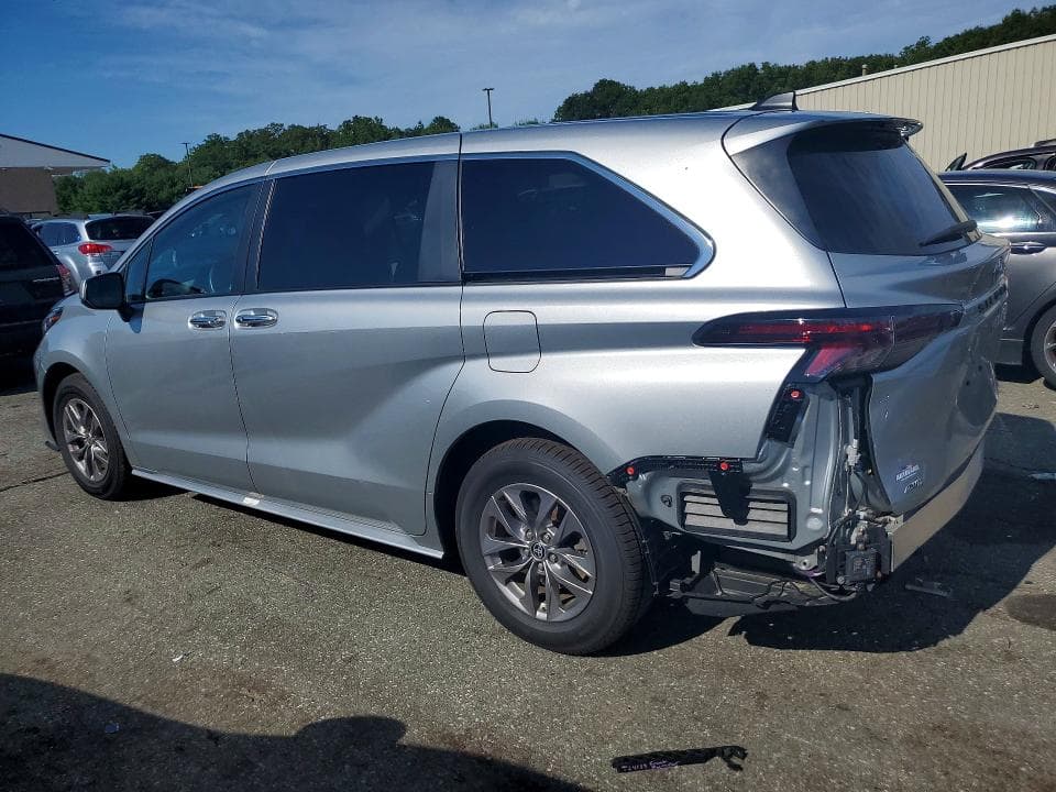 2023 TOYOTA SIENNA XLE 2
