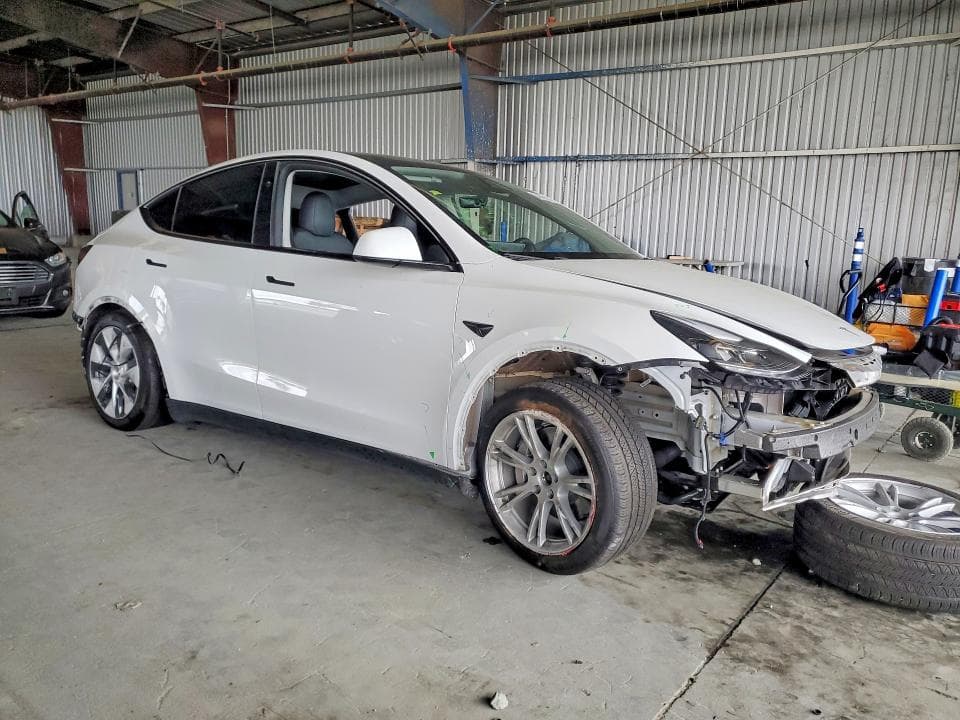 2024 TESLA MODEL Y 4