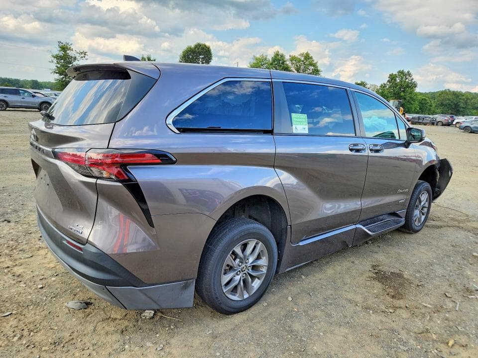 2021 TOYOTA SIENNA LE 3
