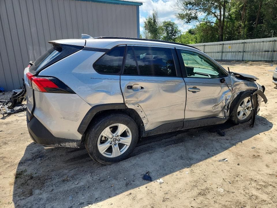 2021 TOYOTA RAV4 XLE 3