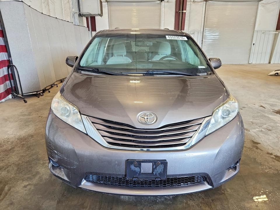 2017 TOYOTA SIENNA LE 5