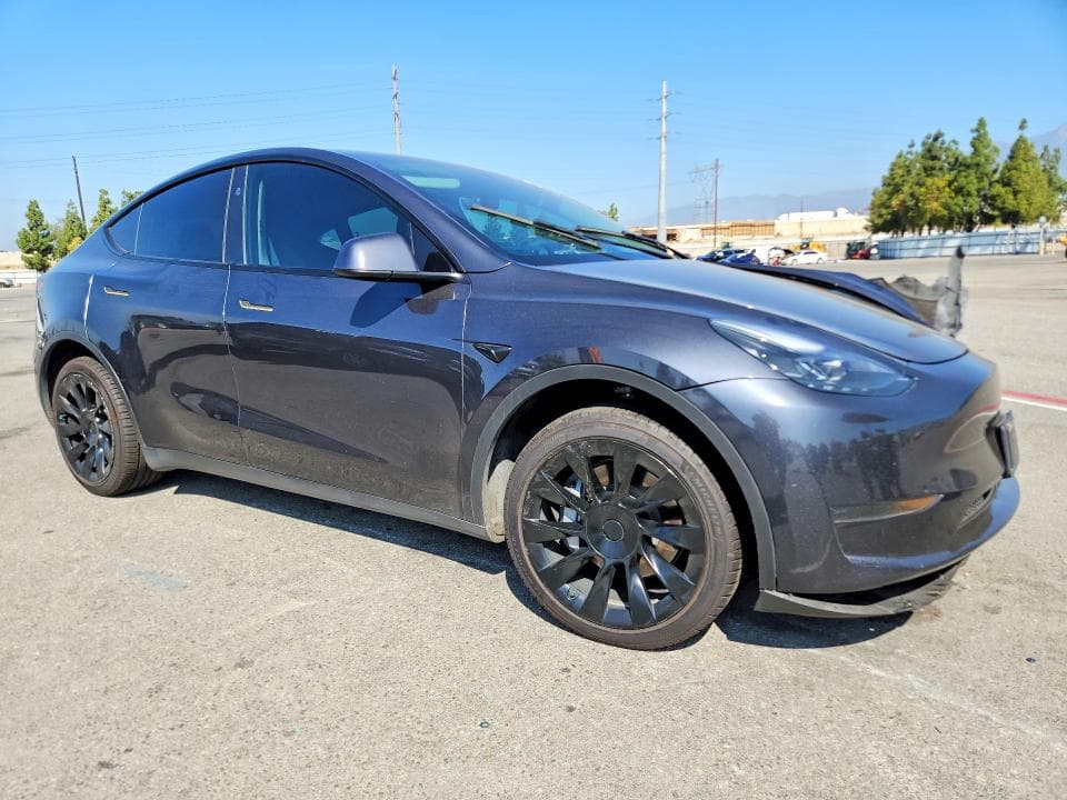 2025 TESLA MODEL Y 4