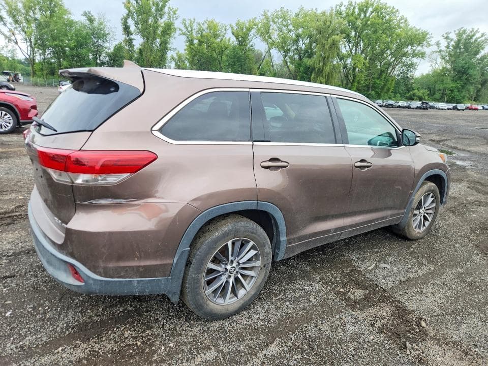 2018 TOYOTA HIGHLANDER XLE 3