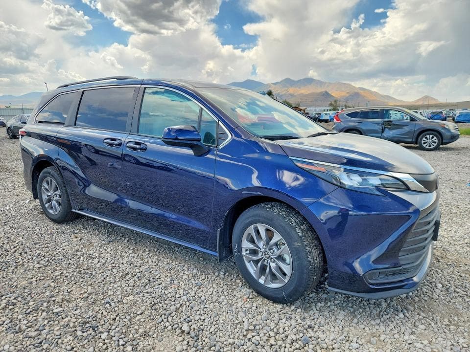 2025 TOYOTA SIENNA LE 8-PASSENGER 4