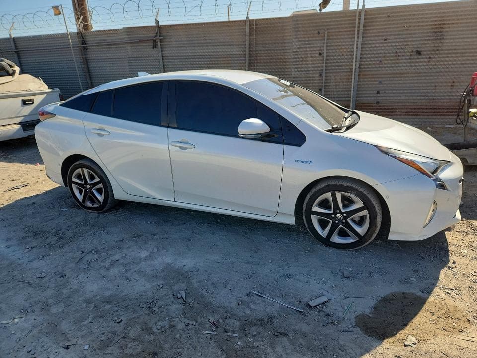 2018 TOYOTA PRIUS THREE TOURING 4