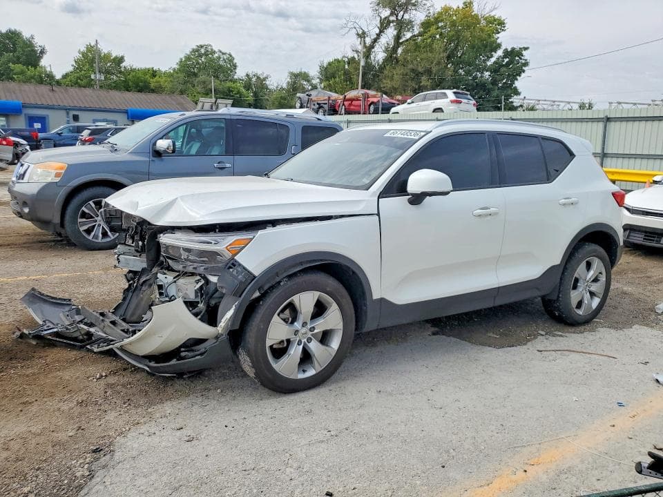 2022 VOLVO XC40 T4 MOMENTUM