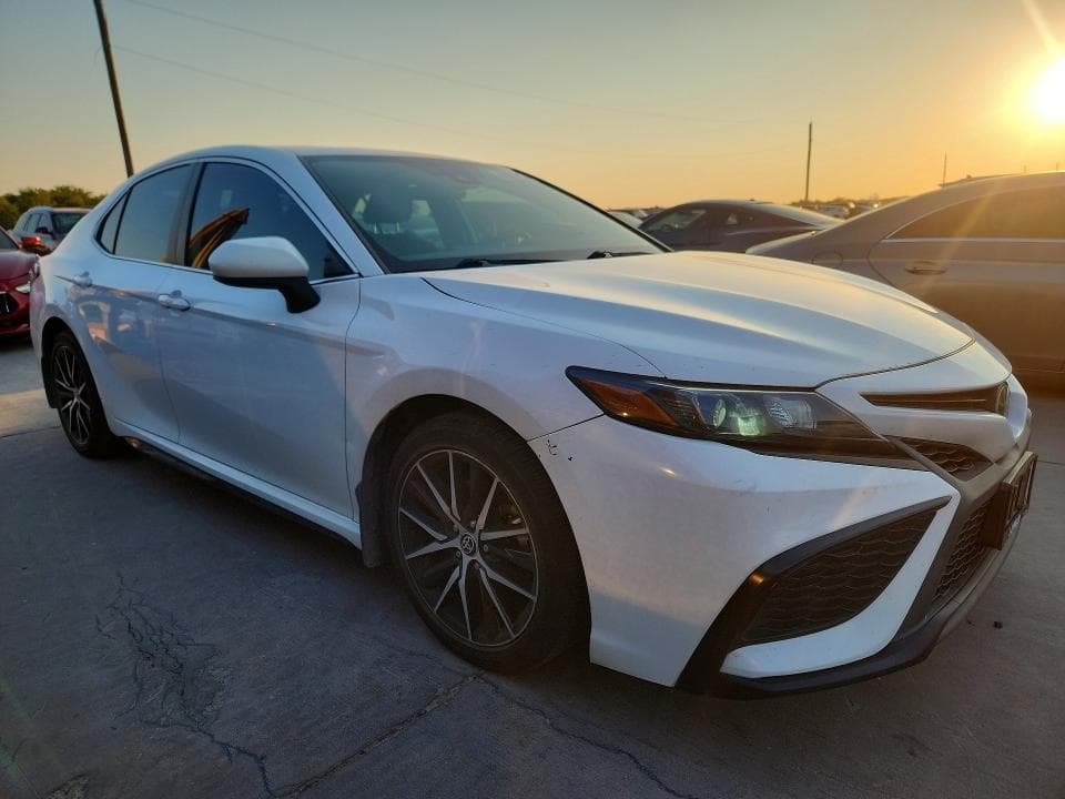 2021 TOYOTA CAMRY SE 4