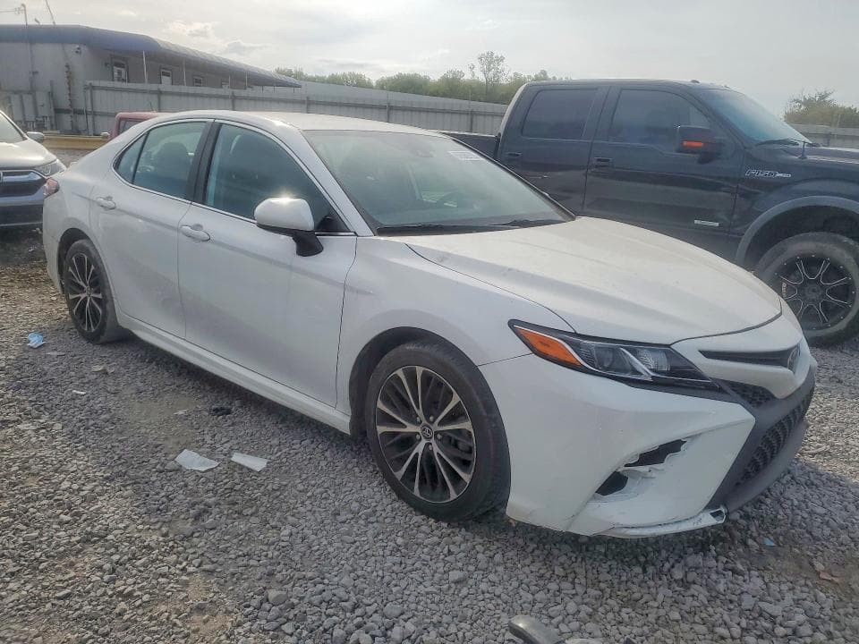 2020 TOYOTA CAMRY SE 4