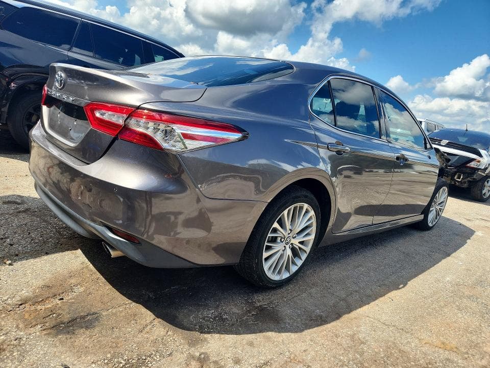 2018 TOYOTA CAMRY XLE 3