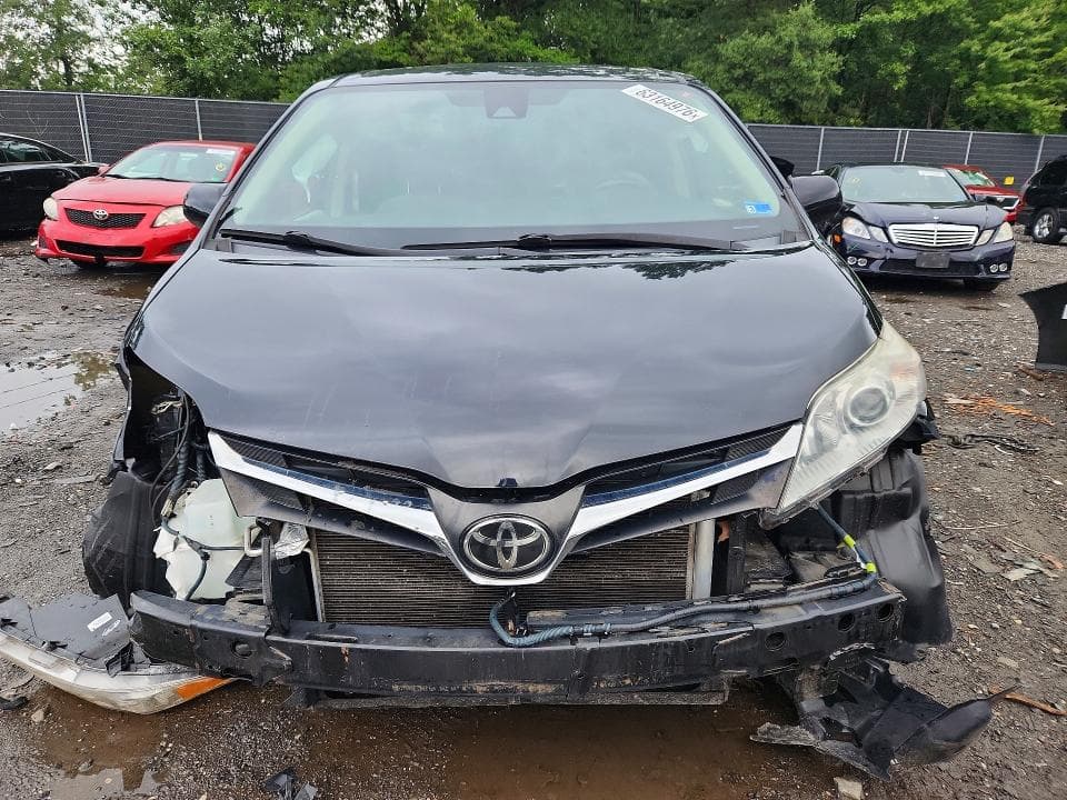 2019 TOYOTA SIENNA LE 5