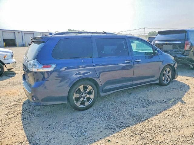 2018 TOYOTA SIENNA SE PREMIUM 8-PASSENGER 3