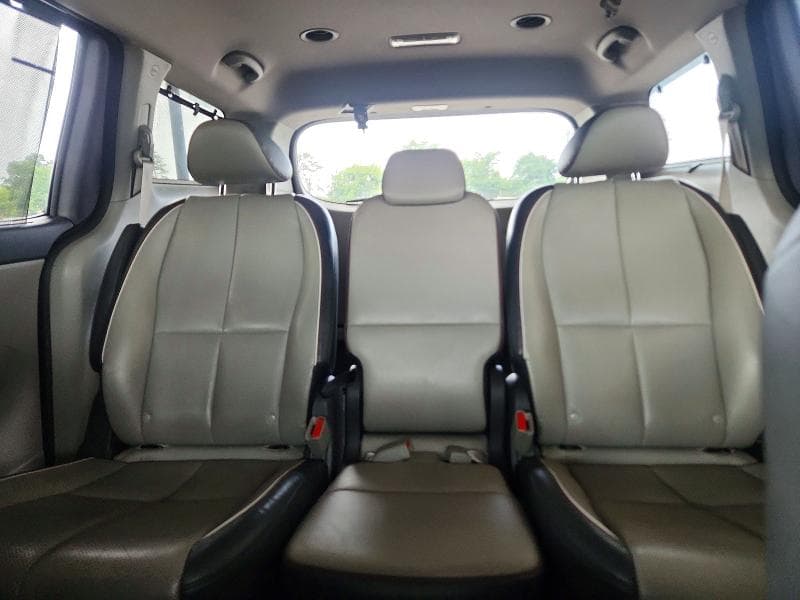 2017 KIA SEDONA LX 10