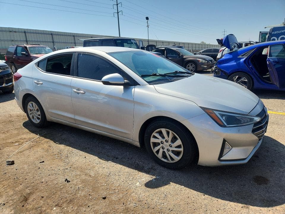 2019 HYUNDAI ELANTRA SE 4