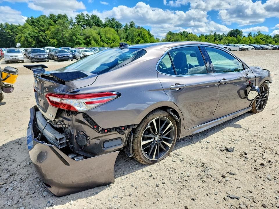 2018 TOYOTA CAMRY XSE 3