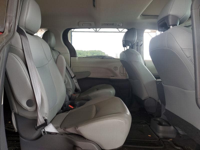 2021 TOYOTA SIENNA XLE 11
