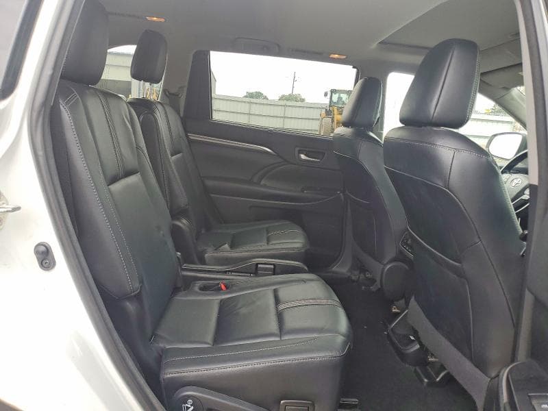 2018 TOYOTA HIGHLANDER SE 11