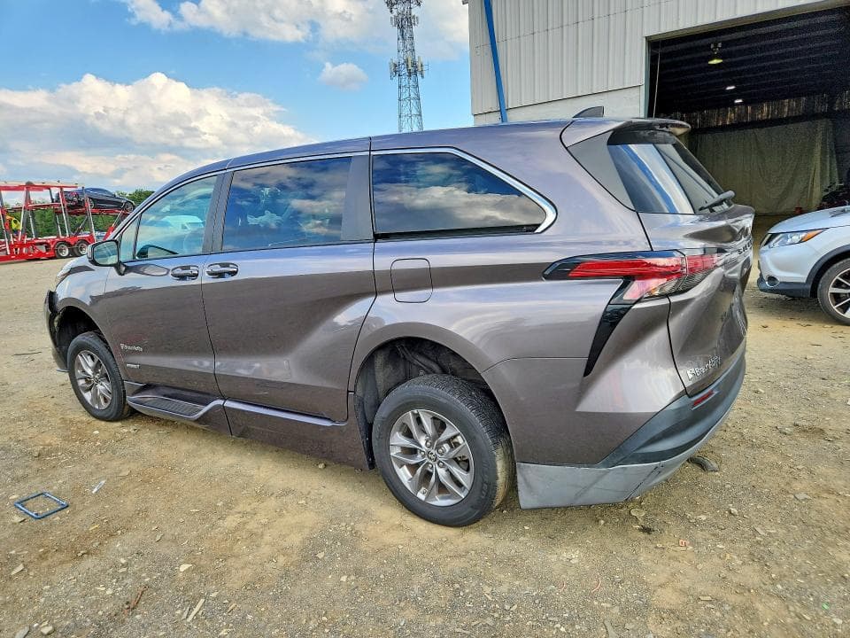 2021 TOYOTA SIENNA LE 2